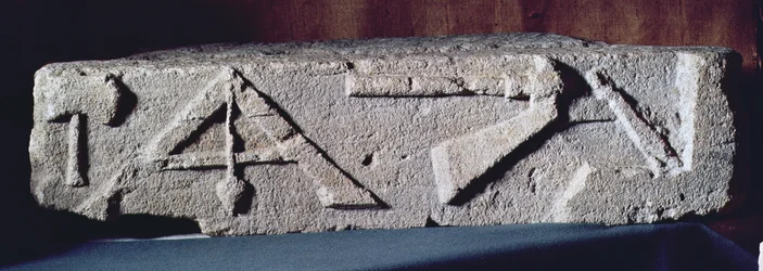 Relief forestillende en stenhuggerinstrumenter, 2.-3. århundrede